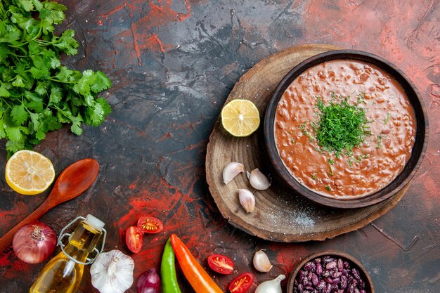 Sopra la vista del classico pomodoro sapone fagioli aglio cucchiaio olio bottiglia limone ketchup sulla tabella di colori misti