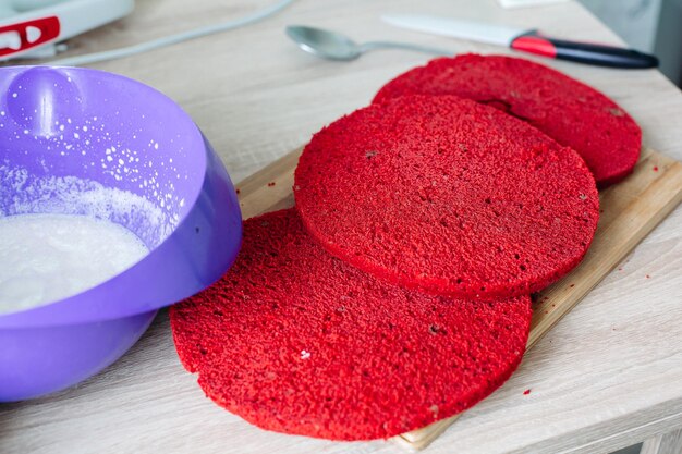 Sopra la vista dell'impasto fatto in casa per torte rosse sul tavolo che si preparano per la cottura Dolce cuocere sul tavolo di legno Concetto di cibo