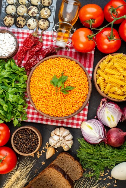 Sopra la vista di verdure fresche fette di pane lenticchie rosse in una ciotola marrone pasta al pepe