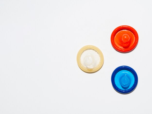 Sopra la vista preservativi da scartare su sfondo bianco