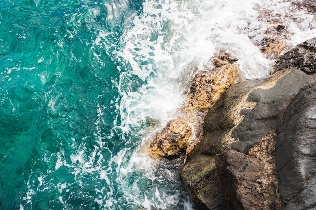 Sopra le onde di vista sulla costa rocciosa