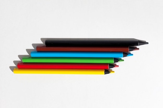 Sopra vista assortimento di matite colorate