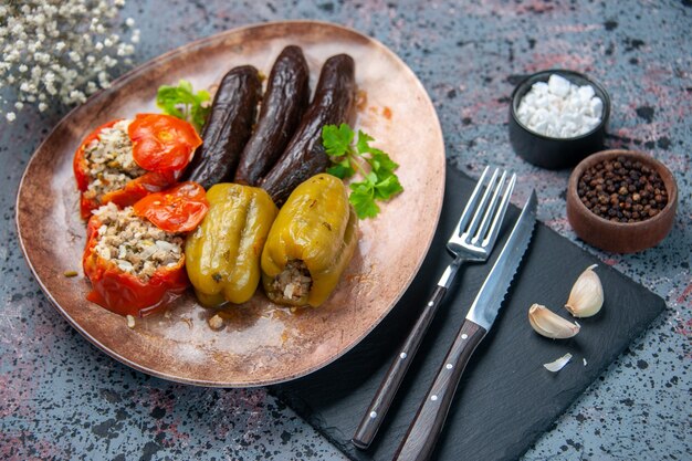 sopra vista delizioso pasto dolma vegetale ripieno di carne macinata su sfondo blu