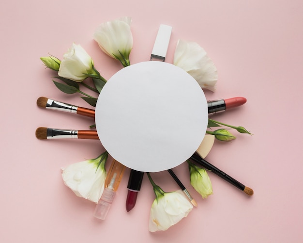 Sopra vista disposizione circolare con trucco e fiori