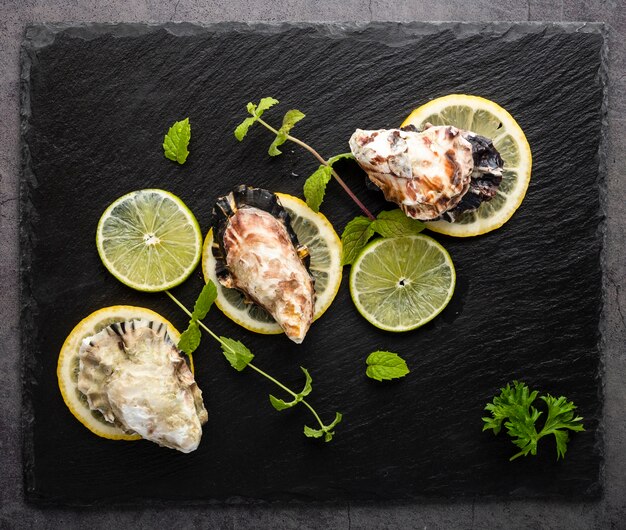 Sopra vista disposizione con conchiglie e limoni