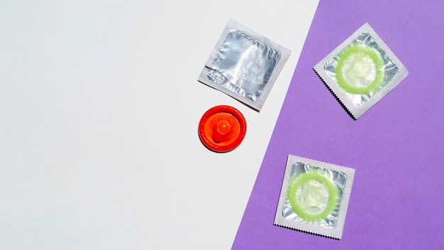 Sopra vista disposizione con preservativi rossi e verdi