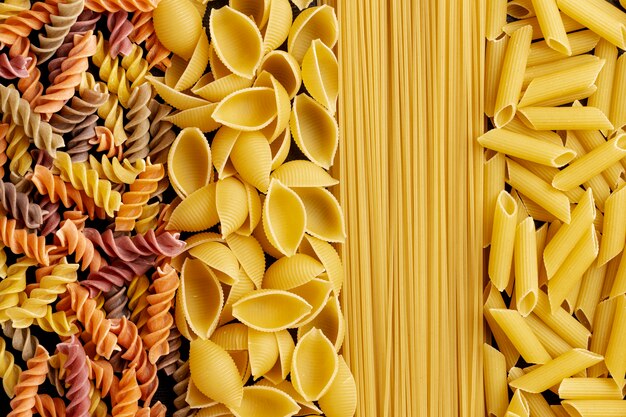 Sopra vista diversa disposizione della pasta
