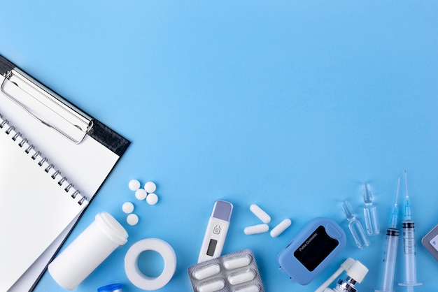 Sopra vista medicina su sfondo blu