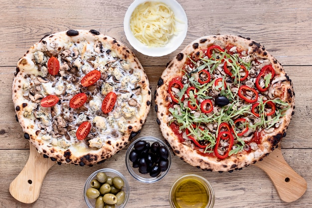 Sopra vista pizza ai funghi e pomodori