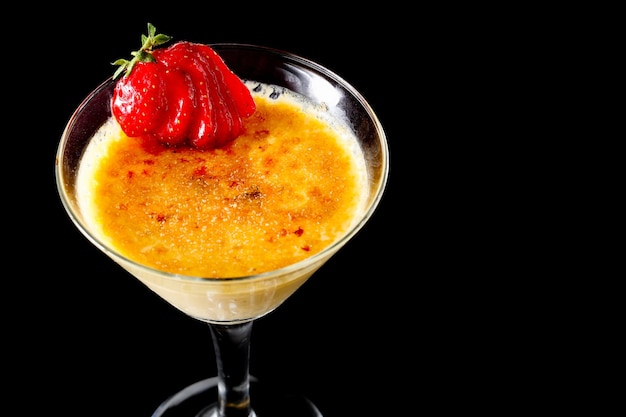 Sorbetto al limone con fragola in coppetta da martini