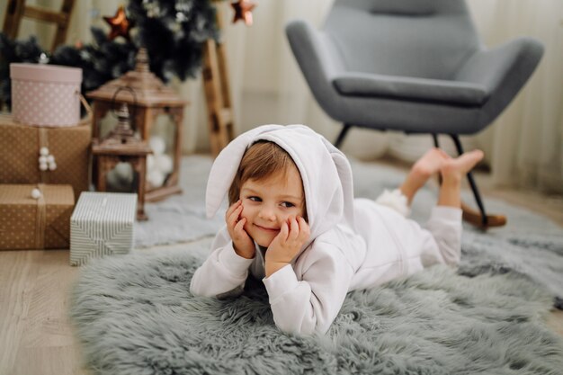 Sorella due che posa per l'immagine durante la ripresa di foto di famiglia