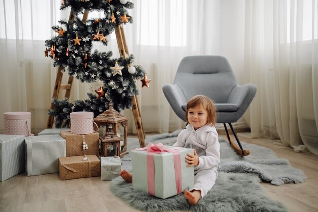 Sorella due che posa per l'immagine durante la ripresa di foto di famiglia