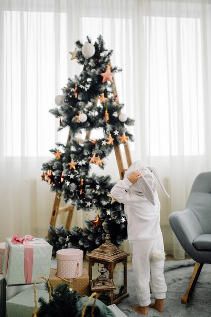 Sorella due che posa per l'immagine durante la ripresa di foto di famiglia