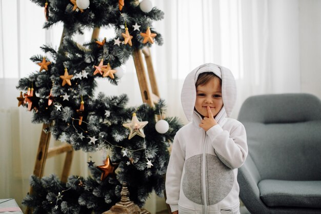 Sorella due che posa per l'immagine durante la ripresa di foto di famiglia