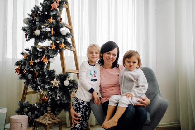 Sorella due che posa per l'immagine durante la ripresa di foto di famiglia