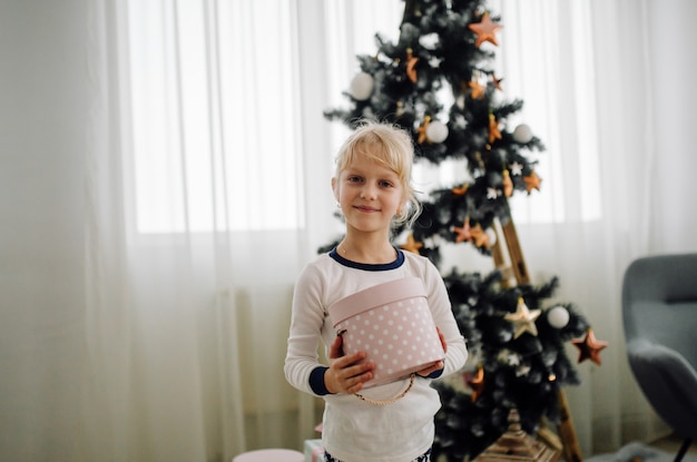 Sorella due che posa per l'immagine durante la ripresa di foto di famiglia