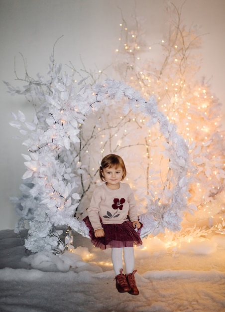 Sorella due che posa per l'immagine durante la ripresa di foto di famiglia