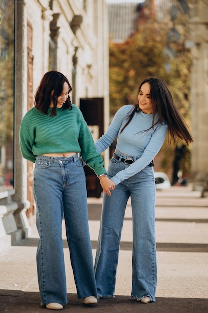 Sorelle delle ragazze che si abbracciano sulla foto