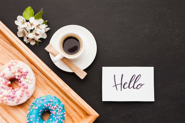 Sorpresa di fiori e colazione