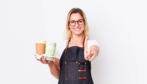 sorridendo con orgoglio e sicurezza diventando il numero uno