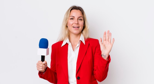 Sorridendo felicemente agitando la mano accogliendoti e salutandoti