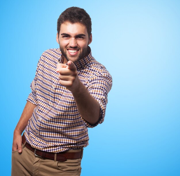 Sorridente araba uomo che punta alla fotocamera