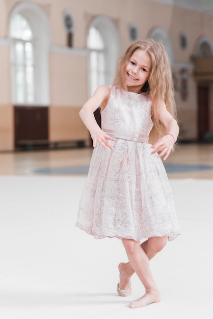 Sorridente ballerina ragazza che balla in classe di danza