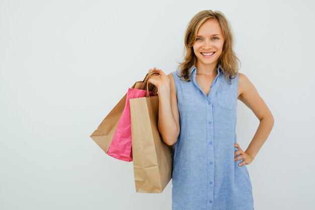 Sorridente bella donna che tiene sacchetti di acquisto