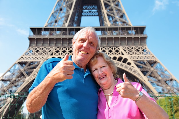 Sorridente coppia di anziani con la Torre Eiffel