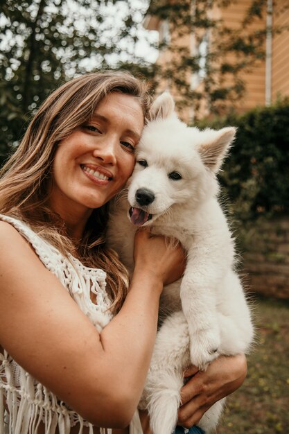 Ragazza Alla Moda In Un Campo Soleggiato Con Un Cane Foto Gratis