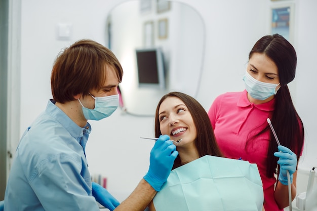 Sorridente donna presso la clinica