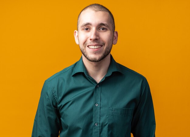 Sorridente giovane bel ragazzo che indossa una camicia verde