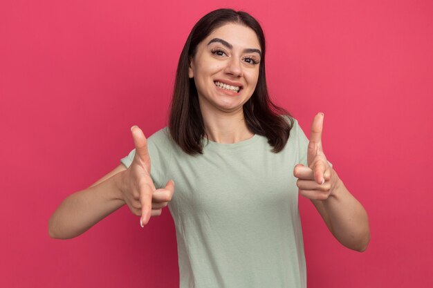 Sorridente giovane bella ragazza caucasica che ti fa un gesto