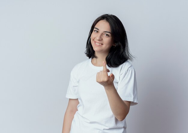 Sorridente giovane bella ragazza caucasica facendo venire qui gesto in telecamera isolata su sfondo bianco con copia spazio