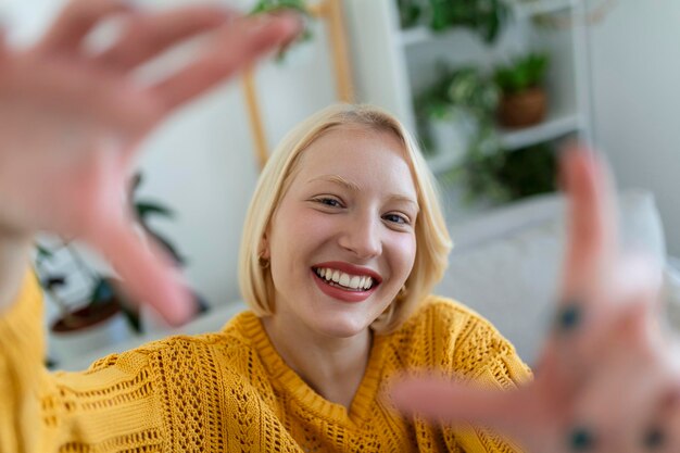 Sorridente giovane donna caucasica tutor insegnante studente che scatta foto selfie sul suo telefono Primo piano ritratto ritagliato di una bella ragazza