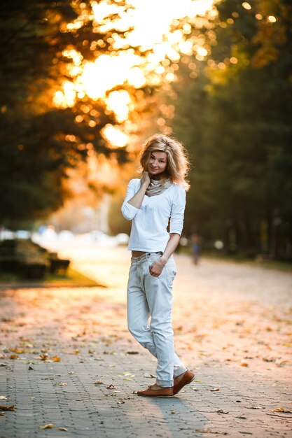 Sorridente giovane donna in un giorno d&#39;autunno