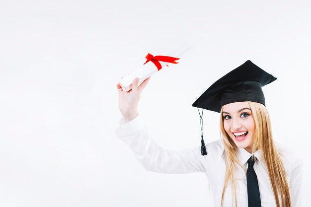 Sorridente giovane donna laurea con diploma