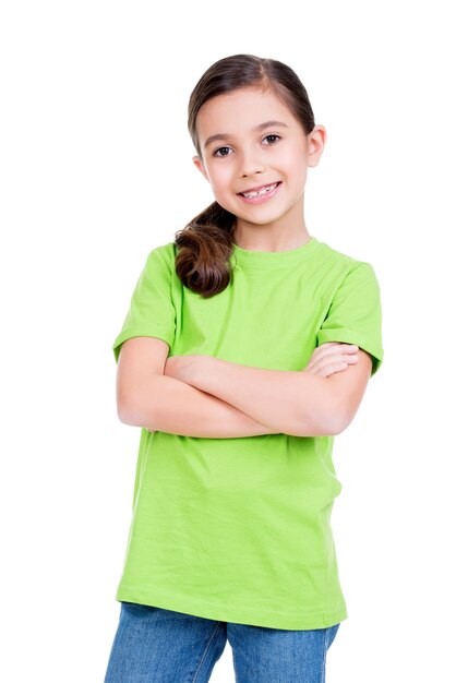 Sorridente giovane ragazza felice con le mani incrociate in maglietta verde isolato su sfondo bianco.