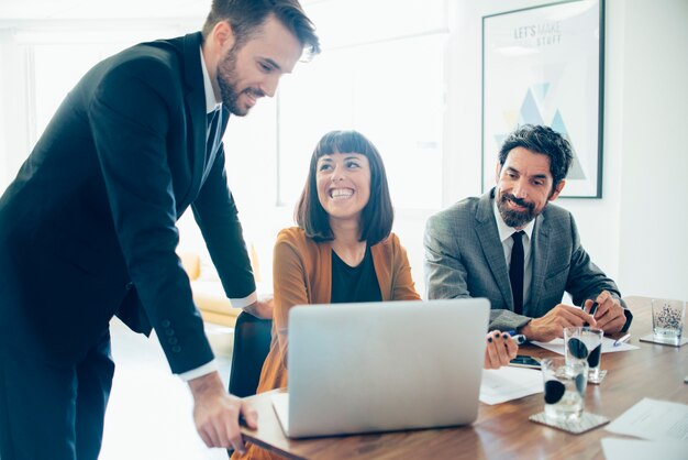 Sorridente imprenditrice guardando il suo collega