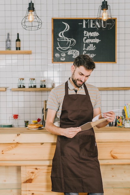 Sorridente, lettura, barista, menu