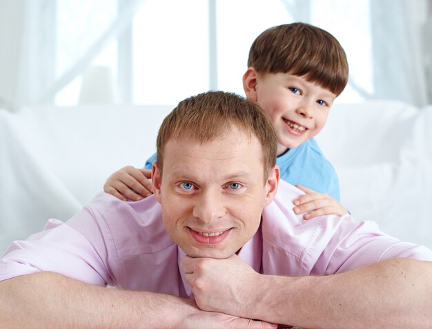 Sorridente padre con suo figlio