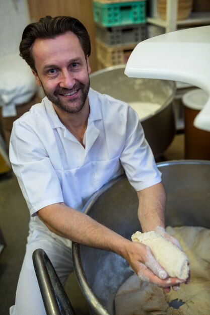 Sorridente panettiere pasta preparazione