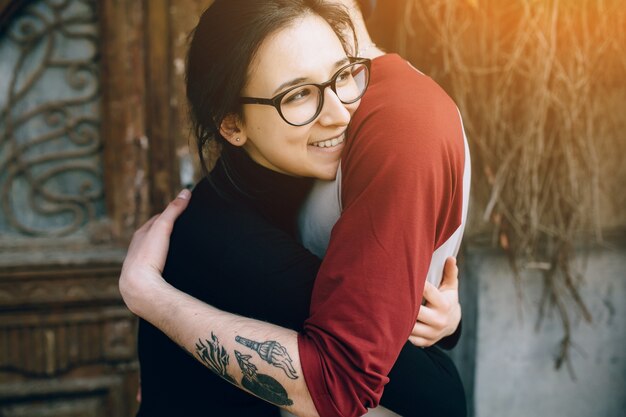 Sorridente ragazza che abbraccia il suo fidanzato