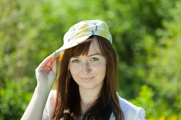 Sorridente ragazza in cappello