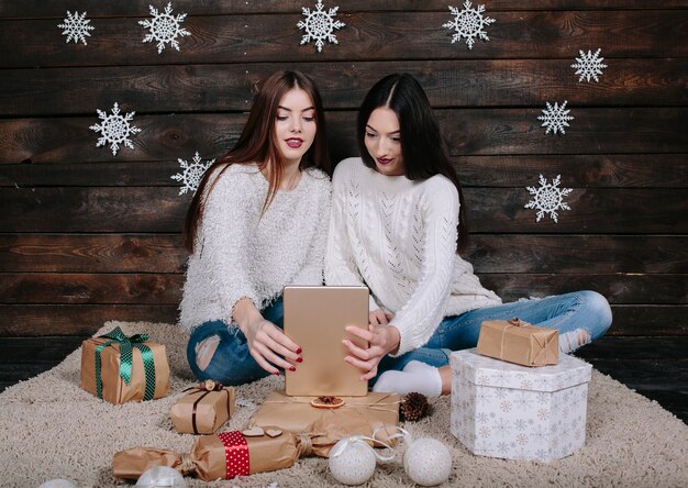 Sorridente ragazze di controllo nuovo tablet