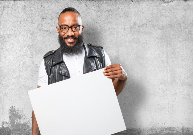 Sorridente ragazzo con un cartello in bianco