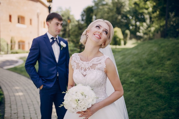 Sorridente sposa con un mazzo