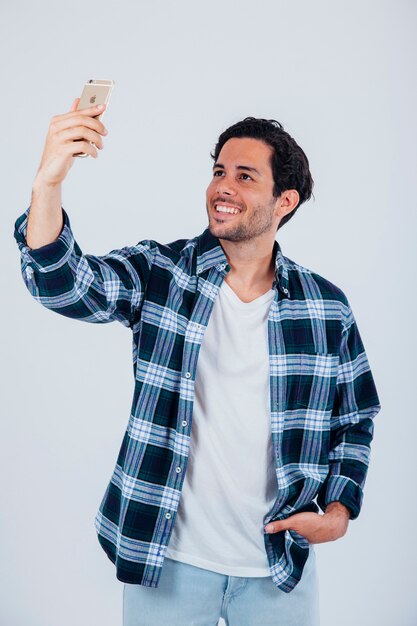 Sorridente uomo che prende selfie