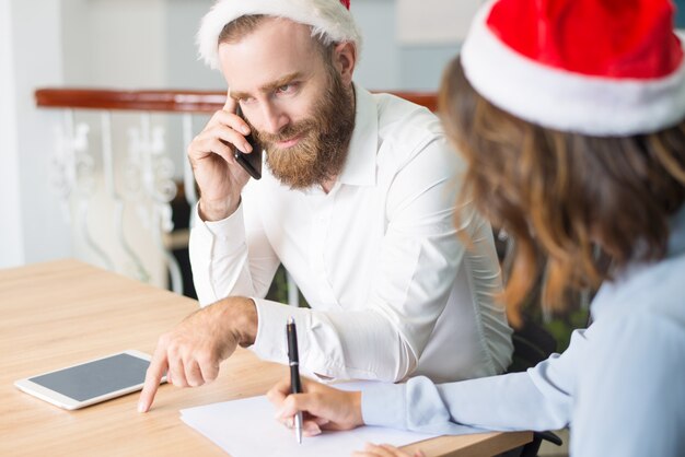 Sorridente uomo d&#39;affari di successo che desiderano buon Natale