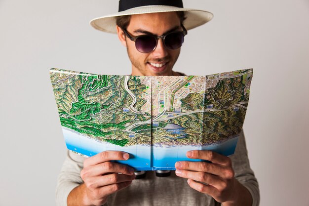 Sorridente uomo hipster con la mappa